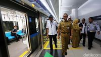 Momen Anies Baswedan Ngantor Naik MRT