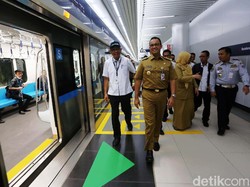 Gaya Anies Ngantor Naik MRT Jakarta