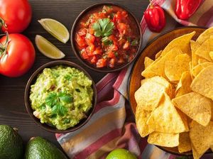 Kendall Jenner Belajar Resep Bikin Guacamole dari Sang Ibu, Kris Jenner Kendall Jenner Belajar Resep Bikin Guacamole dari Sang Ibu, Kris Jenner