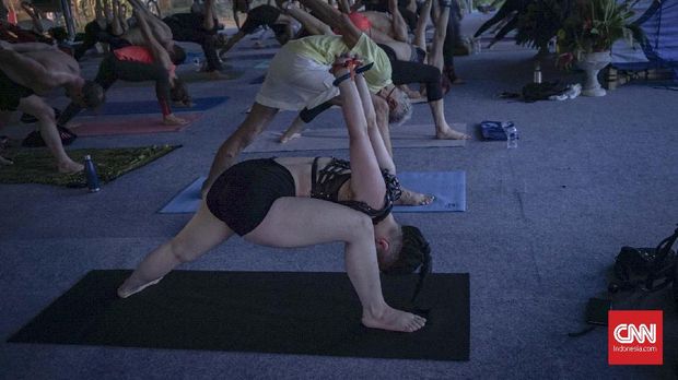 Meski diiringi oleh musik cadas, gerakan dalam Black Metal Yoga tetap dilakukan dengan tenang.