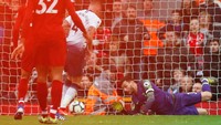 Momen inilah yang menjadi penentu kemenangan Liverpool. Toby Alderweireld mencetak gol bunuh diri, hingga Liverpool mengunci papan skor dengan kedudukan 2-1. ( Foto: Paul Childs/Action Images via Reuters)