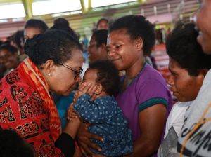 7 Momen Haru Yohana Yembise Pulihkan Trauma Korban Banjir Sentani