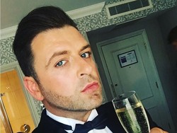 Tuai Pujian Jadi Ibu, Mark Westlife Beri Susu pada Buah Hati