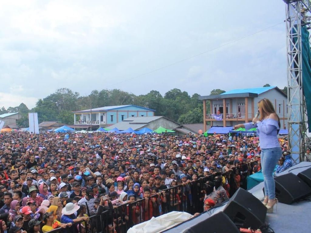 Festival Crossborder Aruk Gaet 2.361 Wisatawan Malaysia Festival Crossborder Aruk Gaet 2.361 Wisatawan Malaysia