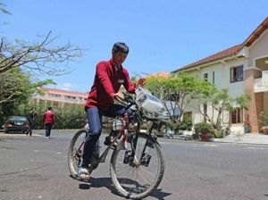 Siswa Asal Vietnam Menciptakan Sepeda Pembersih Udara