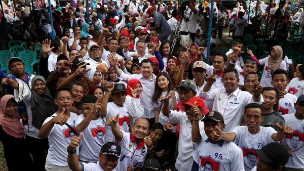 Massa Banjiri Bazar Sembako Murah di Tegal