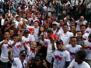 Massa Banjiri Bazar Sembako Murah di Tegal