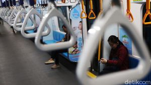 Suasana Hari Pertama MRT Jakarta Mulai Berbayar