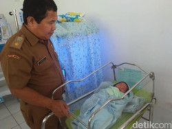Bayi Sehat Dibuang Depan Pintu Rumah Warga di Karawang