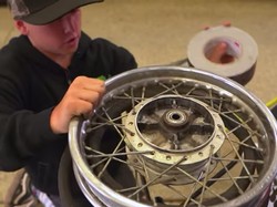 Ban Motor Diganti Selotip, Emang Bisa?