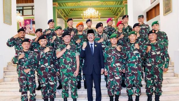 Dubes RI untuk Saudi Agus Maftuh Abegebriel bersama TNI yang sedang pelatihan kontra-terorisme di Riyadh.