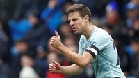 Chelsea menyumbangkan tiga pemain. Cesar Azpilicueta yang pertama, dia menjelajah sejauh 403,3 kilometer. (Foto: Russell Cheyne/Reuters)