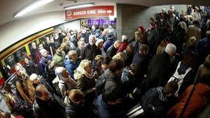 Bus Mogok Massal, Penumpang Kereta di Berlin Membludak