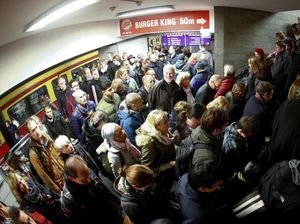 Bus Mogok Massal, Penumpang Kereta di Berlin Membludak