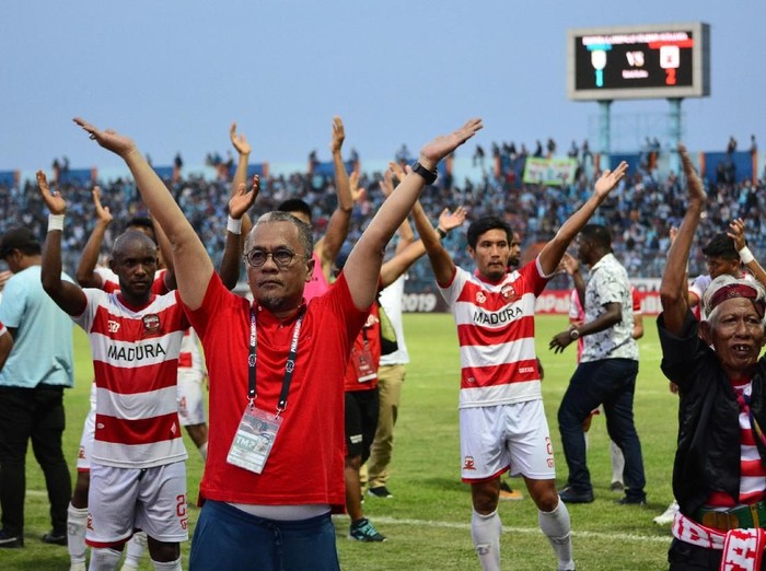 Pemain Madura United dan manager Haruna Soemitro (kiri) menyapa suporter usai menang atas Persela dalam pertandingan babak delapan besar Piala Presiden 2019 melawan Persela di Stadion Surajaya Lamongan, Jawa Timur, Minggu (31/3/2019).Madura United memenangi pertandingan dengan skor 2-1. ANTARA FOTO/Syaiful Arif/nz
