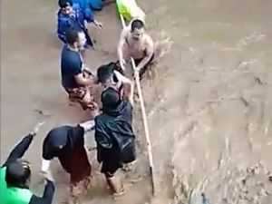 Tanggul Jebol, Siswa SD di Ujungberung Bandung Dikepung Banjir