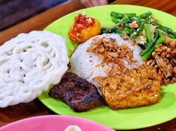 5 Warung Nasi Uduk Malam di Jakarta, Lauknya Super Komplet