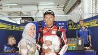 7 Potret Hangat Pebalap Moto2 Dimas Ekky Pratama Bersama Keluarga