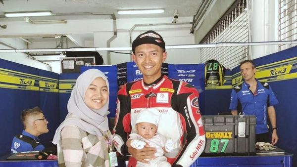 7 Potret Hangat Pebalap Moto2 Dimas Ekky Pratama Bersama Keluarga