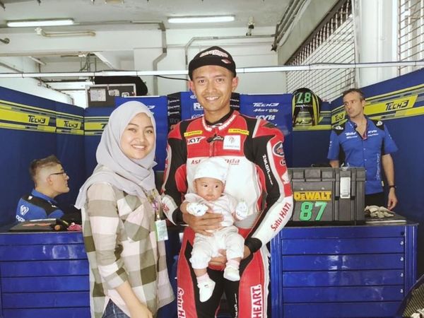 7 Potret Hangat Pebalap Moto2 Dimas Ekky Pratama Bersama Keluarga
