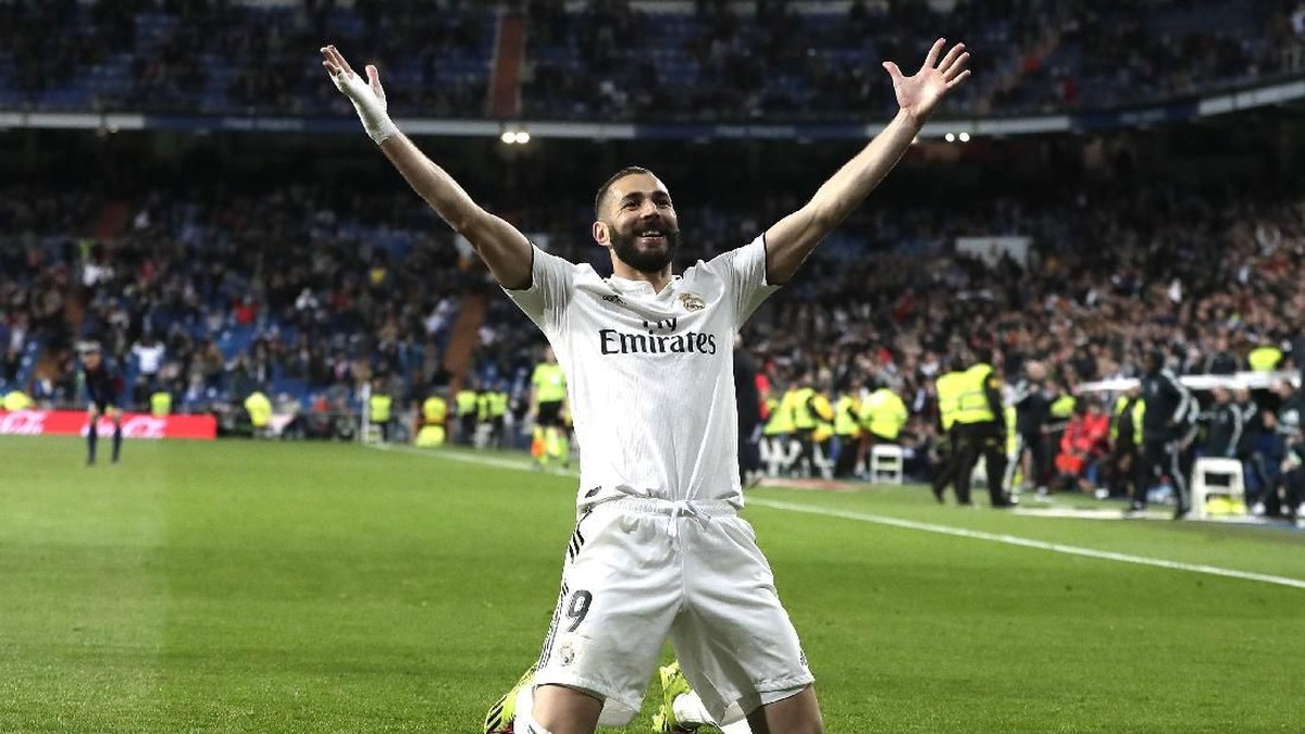 Zinedine Zidane memuji Karim Benzema. (Foto: Gonzalo Arroyo Moreno/Getty Images)