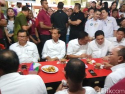 Warga Penuhi Jalanan di Manado Sambut Kedatangan Jokowi