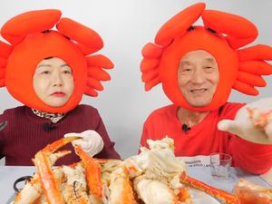 Makan Kepiting hingga Gurita, Video Mukbang Pasangan Tua Ini Bikin Gemas