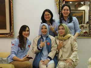 Beda Gaya Istri Maruf dan Istri Sandiaga Pakai Jaket di Debat Capres Beda Gaya Istri Maruf dan Istri Sandiaga Pakai Jaket di Debat Capres