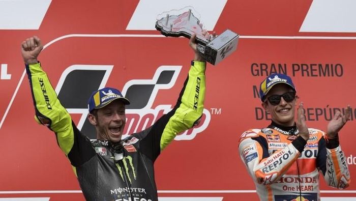 Valentino Rossi membahagiakan fans dan seorang steward di MotoGP Argentina (Juan MABROMATA / AFP)