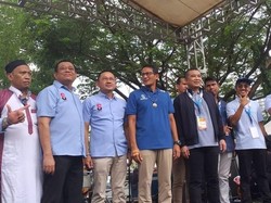 Sapa Milenial Makassar, Sandiaga Pamer Kalung Berlafal Allah