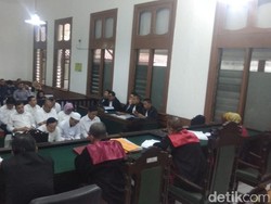 Kasus Sunat Dana Bansos, Sekda Tasikmalaya Dituntut 2,5 Tahun