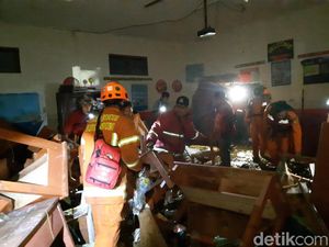 Ngerinya Banjir Terjang SD di Bandung: Siswa Menangis dan Naik Meja Ngerinya Banjir Terjang SD di Bandung: Siswa Menangis dan Naik Meja