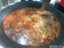 Ribuan Warga dan Bule Nikmati Kuah Beulangong di Festival Khanduri Laot