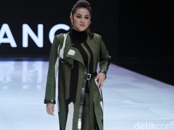 Dian Pelangi Bawa Hutan Kalimantan ke Panggung Indonesia Fashion Week 2019