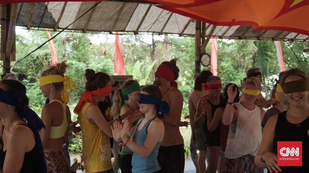 Peserta saat mempraktikkan yoga mata tertutup dalam gelaran Bali Spirit Festival 2019 di Ubud, Bali.