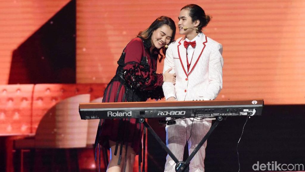 Kemesraan Dul Jaelani dan Aaliyah Massaid di Atas Panggung Kemesraan Dul Jaelani dan Aaliyah Massaid di Atas Panggung