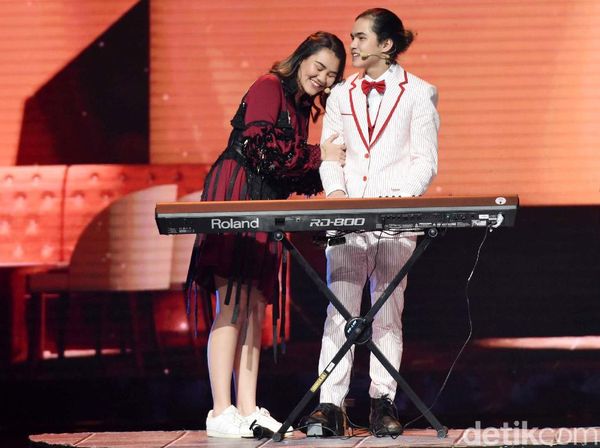 Kemesraan Dul Jaelani dan Aaliyah Massaid di Atas Panggung