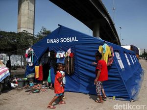 Potret Aktivitas Warga Kolong Tol Pluit Pasca Kebakaran Potret Aktivitas Warga Kolong Tol Pluit Pasca Kebakaran