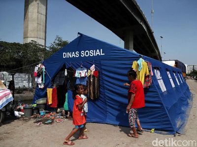 Potret Aktivitas Warga Kolong Tol Pluit Pasca Kebakaran