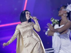 Syahrini Akui Bosan Selalu Tampil Cetar di Panggung Syahrini Akui Bosan Selalu Tampil Cetar di Panggung
