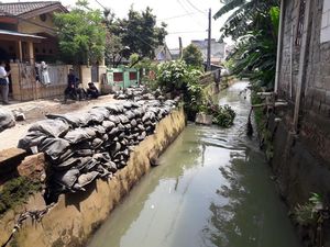 Cegah Banjir, Warga Perum CKP Bekasi Tutup Tanggul Kali Pakai Karung Pasir