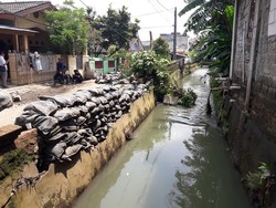 Cegah Banjir, Warga Perum CKP Bekasi Tutup Tanggul Kali Pakai Karung Pasir