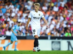 Daniel Wass tambil oke menjaga pertahanan Valencia. Dia bikin empat tekel sukses, dua kali memotong umpan lawan, dan menciptakan enam sapuan. (Foto: David Ramos/Getty Images)