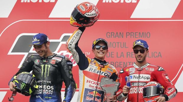 Valentino Rossi menjabat tangan Marc Marquez sebelum naik podium MotoGP Argentina 2019.