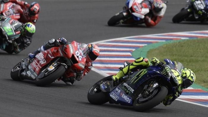 Aksi Valentino Rossi (kanan) di MotoGP Argentina. The Doctor sementara berada di peringkat kedua klasemen MotoGP 2019. (Foto: Juan MABROMATA / AFP) Aksi Valentino Rossi (kanan) di MotoGP Argentina. The Doctor sementara berada di peringkat kedua klasemen MotoGP 2019. (Foto: Juan MABROMATA / AFP)