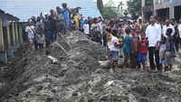 Momen Jokowi Sambangi Korban Banjir Bandang Sentani