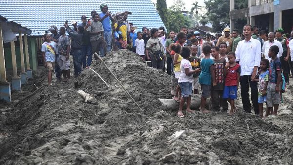 Momen Jokowi Sambangi Korban Banjir Bandang Sentani