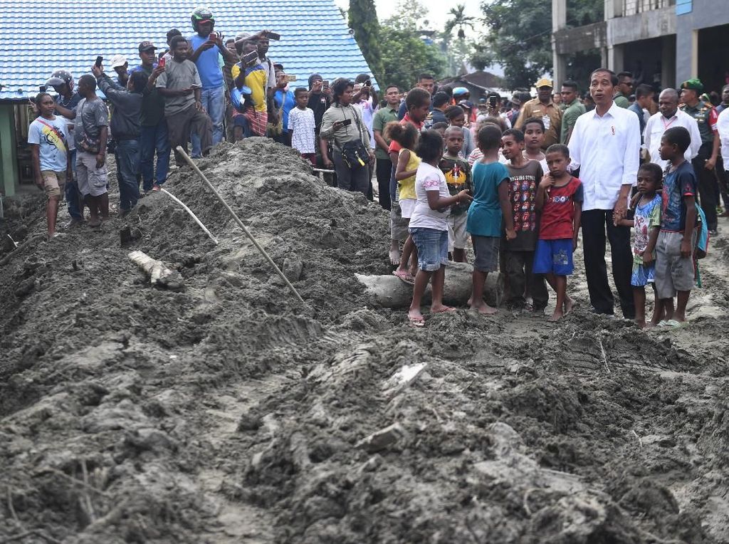 Momen Jokowi Sambangi Korban Banjir Bandang Sentani Momen Jokowi Sambangi Korban Banjir Bandang Sentani