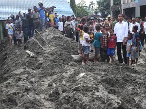 Momen Jokowi Sambangi Korban Banjir Bandang Sentani Momen Jokowi Sambangi Korban Banjir Bandang Sentani