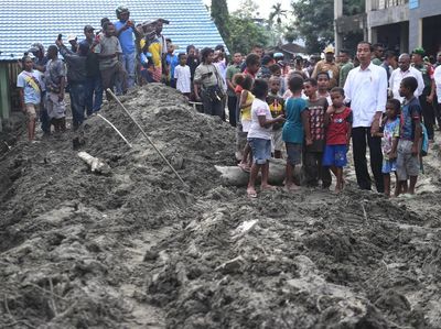 Momen Jokowi Sambangi Korban Banjir Bandang Sentani